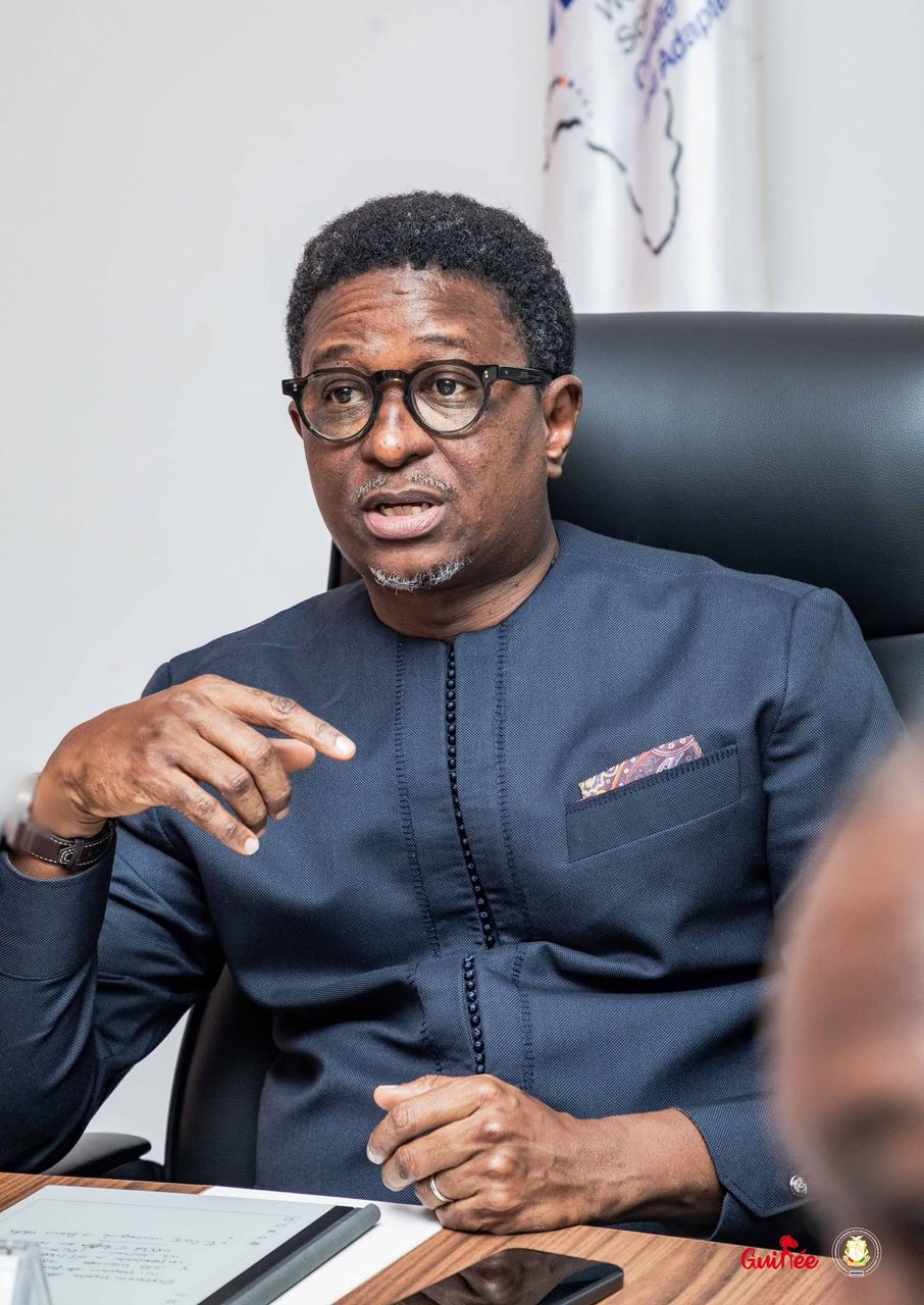 𝐋𝐄 𝐌𝐈𝐍𝐈𝐒𝐓𝐑𝐄 𝐀𝐋𝐏𝐇𝐀 𝐁𝐀𝐂𝐀𝐑 𝐁𝐀𝐑𝐑𝐘 𝐀𝐍𝐍𝐎𝐍𝐂𝐄 𝟐 𝟒𝟎𝟎 𝐏𝐋𝐀𝐂𝐄𝐒 𝐃𝐄 𝐌𝐀𝐒𝐓𝐄𝐑 𝐄𝐓 𝐏𝐎𝐒𝐄 𝐋𝐄𝐒 𝐁𝐀𝐒𝐄𝐒 𝐃’𝐔𝐍𝐄 𝐑𝐄́𝐅𝐎𝐑𝐌𝐄 𝐒𝐓𝐑𝐔𝐂𝐓𝐔𝐑𝐄𝐋𝐋𝐄