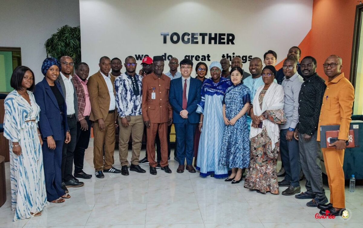 𝐄́𝐃𝐔𝐂𝐀𝐓𝐈𝐎𝐍 𝐍𝐔𝐌𝐄́𝐑𝐈𝐐𝐔𝐄 : 𝐇𝐔𝐀𝐖𝐄𝐈 𝐑𝐄𝐌𝐄𝐓 𝐃𝐄 𝐍𝐎𝐔𝐕𝐄𝐋𝐋𝐄𝐒 𝐒𝐌𝐀𝐑𝐓 𝐂𝐋𝐀𝐒𝐒𝐑𝐎𝐎𝐌𝐒 𝐏𝐎𝐔𝐑 𝐒𝐎𝐔𝐓𝐄𝐍𝐈𝐑 𝐋𝐀 𝐌𝐎𝐃𝐄𝐑𝐍𝐈𝐒𝐀𝐓𝐈𝐎𝐍 𝐃𝐔 𝐒𝐘𝐒𝐓𝐄̀𝐌𝐄 𝐄́𝐃𝐔𝐂𝐀𝐓𝐈𝐅 𝐆𝐔𝐈𝐍𝐄́𝐄𝐍