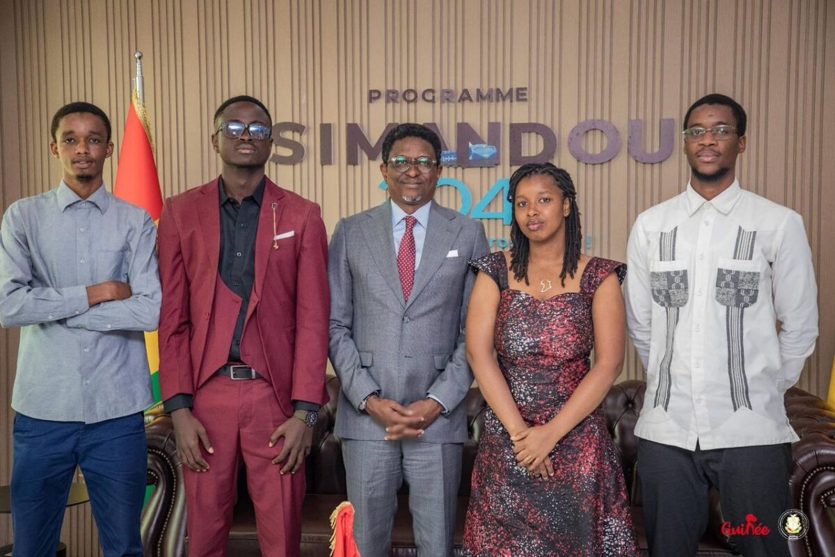 𝐄𝐗𝐂𝐄𝐋𝐋𝐄𝐍𝐂𝐄 𝐍𝐔𝐌𝐄́𝐑𝐈𝐐𝐔𝐄 : 𝐋𝐄𝐒 𝐂𝐇𝐀𝐌𝐏𝐈𝐎𝐍𝐒 𝐆𝐔𝐈𝐍𝐄́𝐄𝐍𝐒 𝐃𝐔 𝐂𝐎𝐃𝐈𝐍𝐆 𝐑𝐄𝐂̧𝐔𝐒 𝐏𝐀𝐑 𝐋𝐄 𝐌𝐈𝐍𝐈𝐒𝐓𝐑𝐄 𝐃𝐄 𝐋’𝐄𝐍𝐒𝐄𝐈𝐆𝐍𝐄𝐌𝐄𝐍𝐓 𝐒𝐔𝐏𝐄́𝐑𝐈𝐄𝐔𝐑